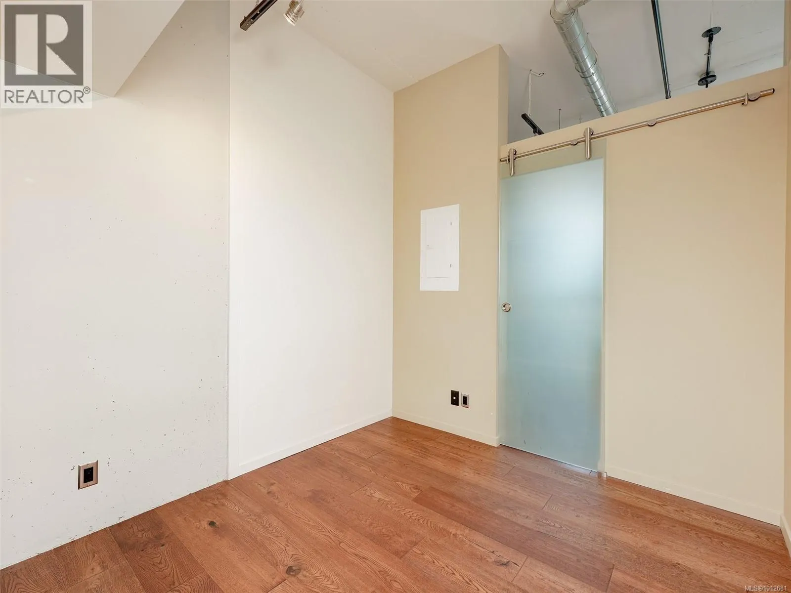822 1029 View St