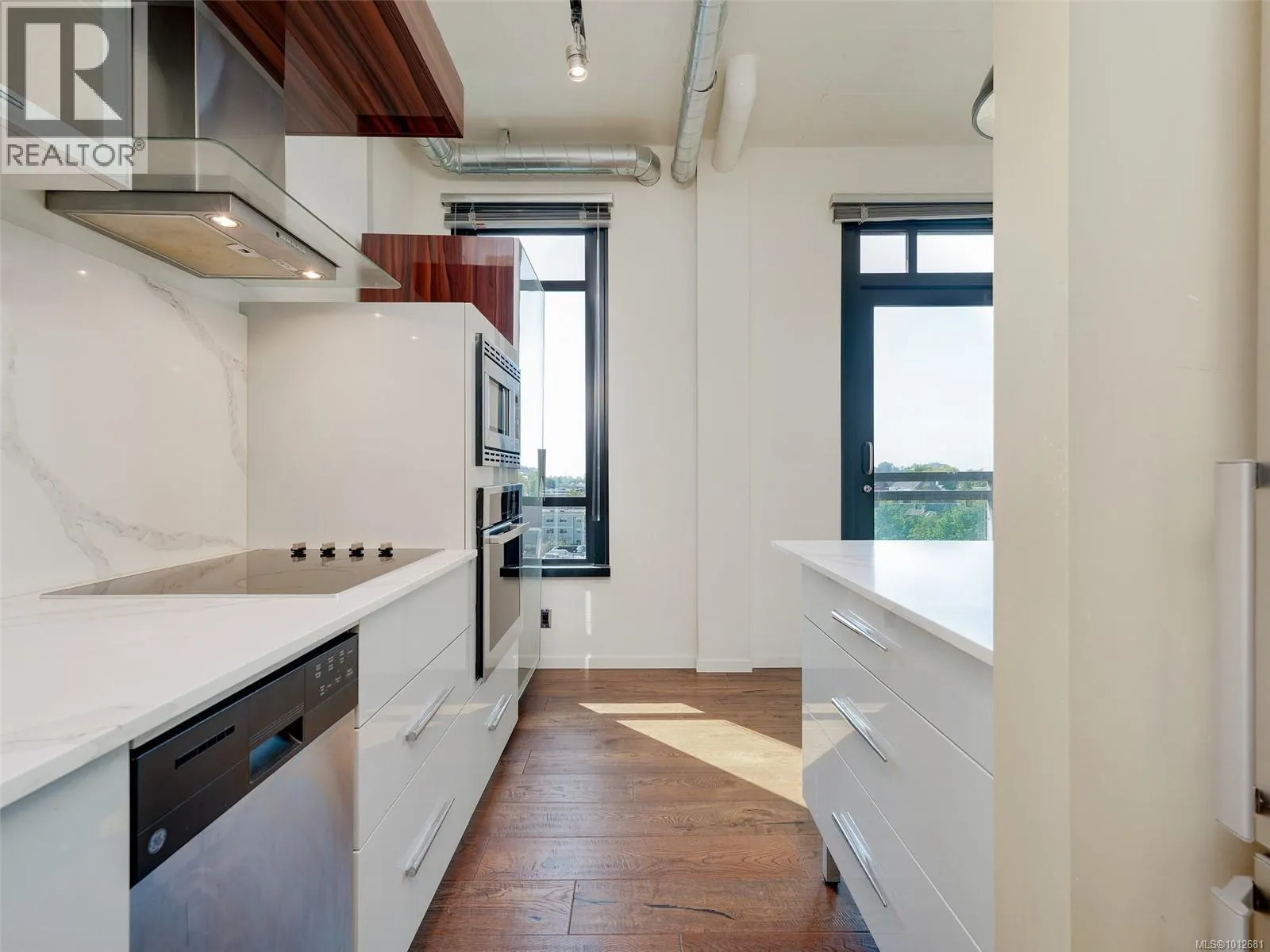 822 1029 View St