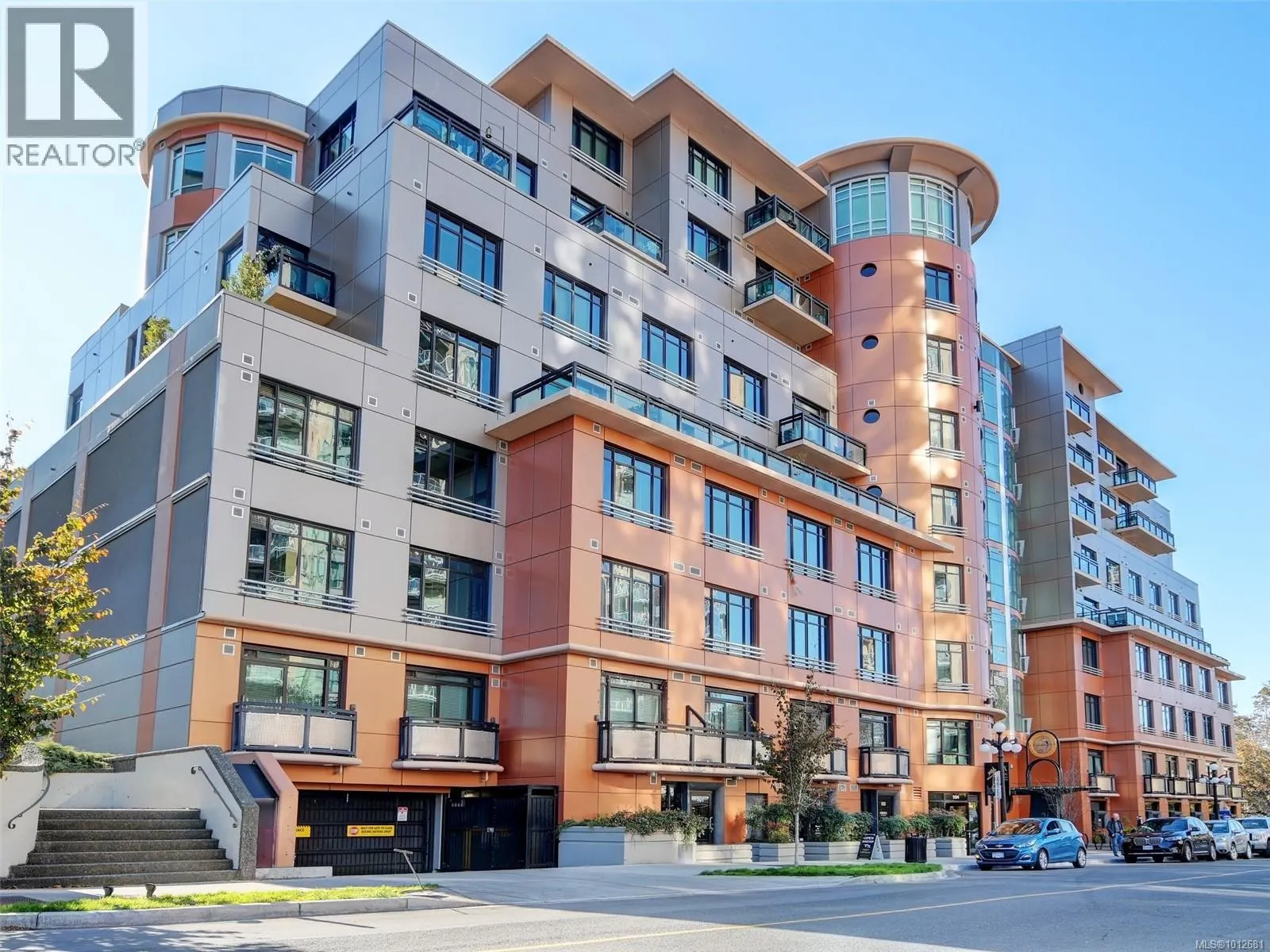 822 1029 View St