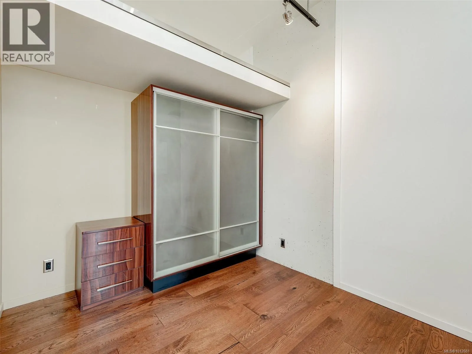 822 1029 View St