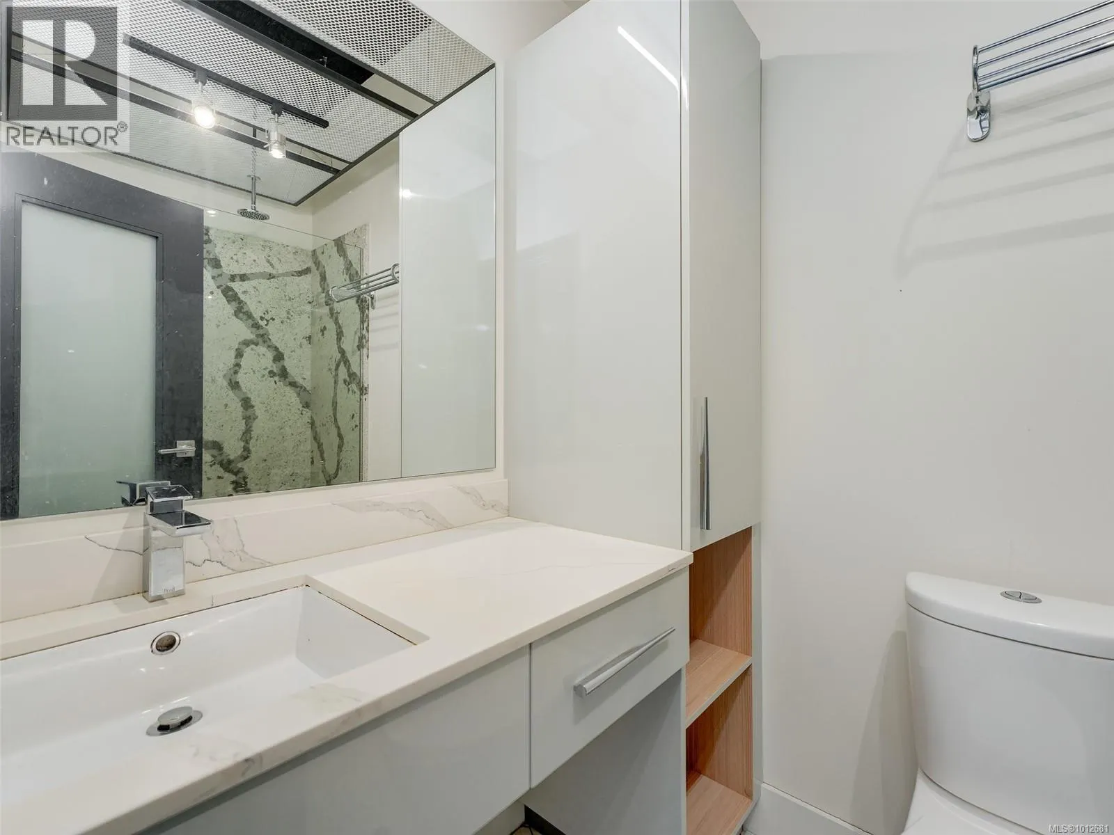 822 1029 View St