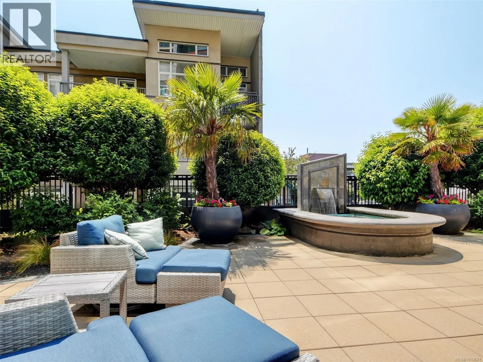 822 1029 View St
