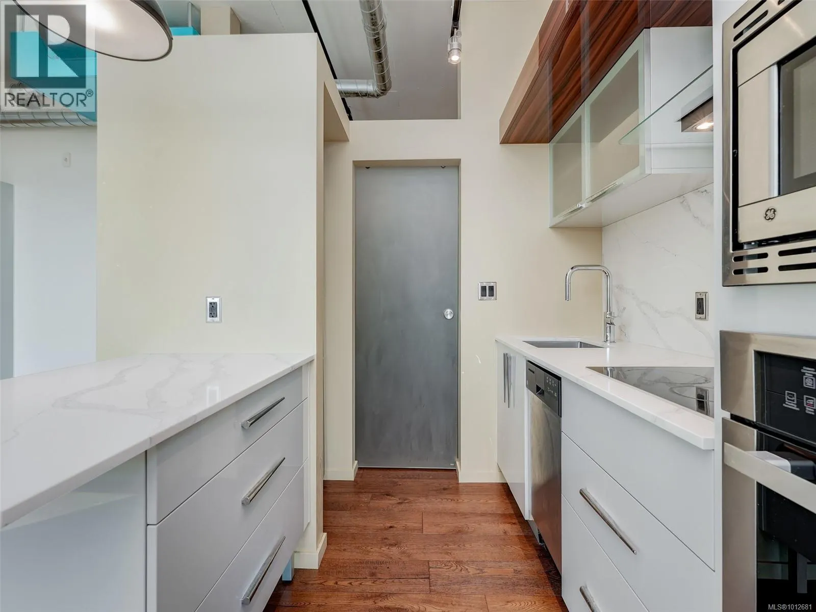 822 1029 View St