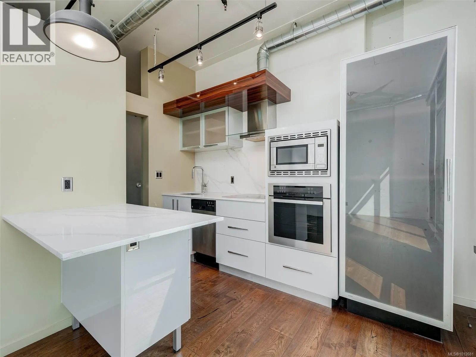 822 1029 View St
