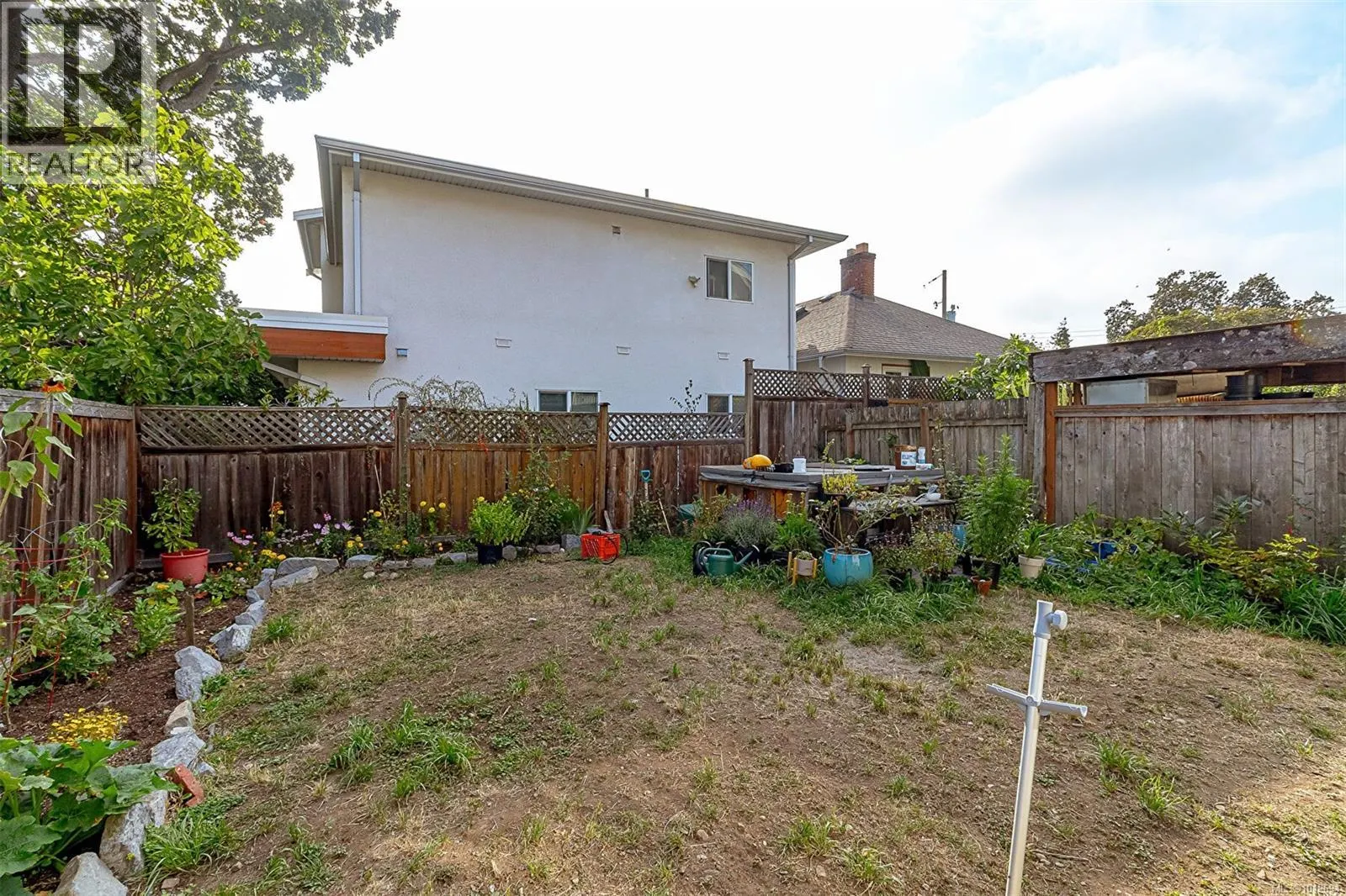 2411 Quadra St