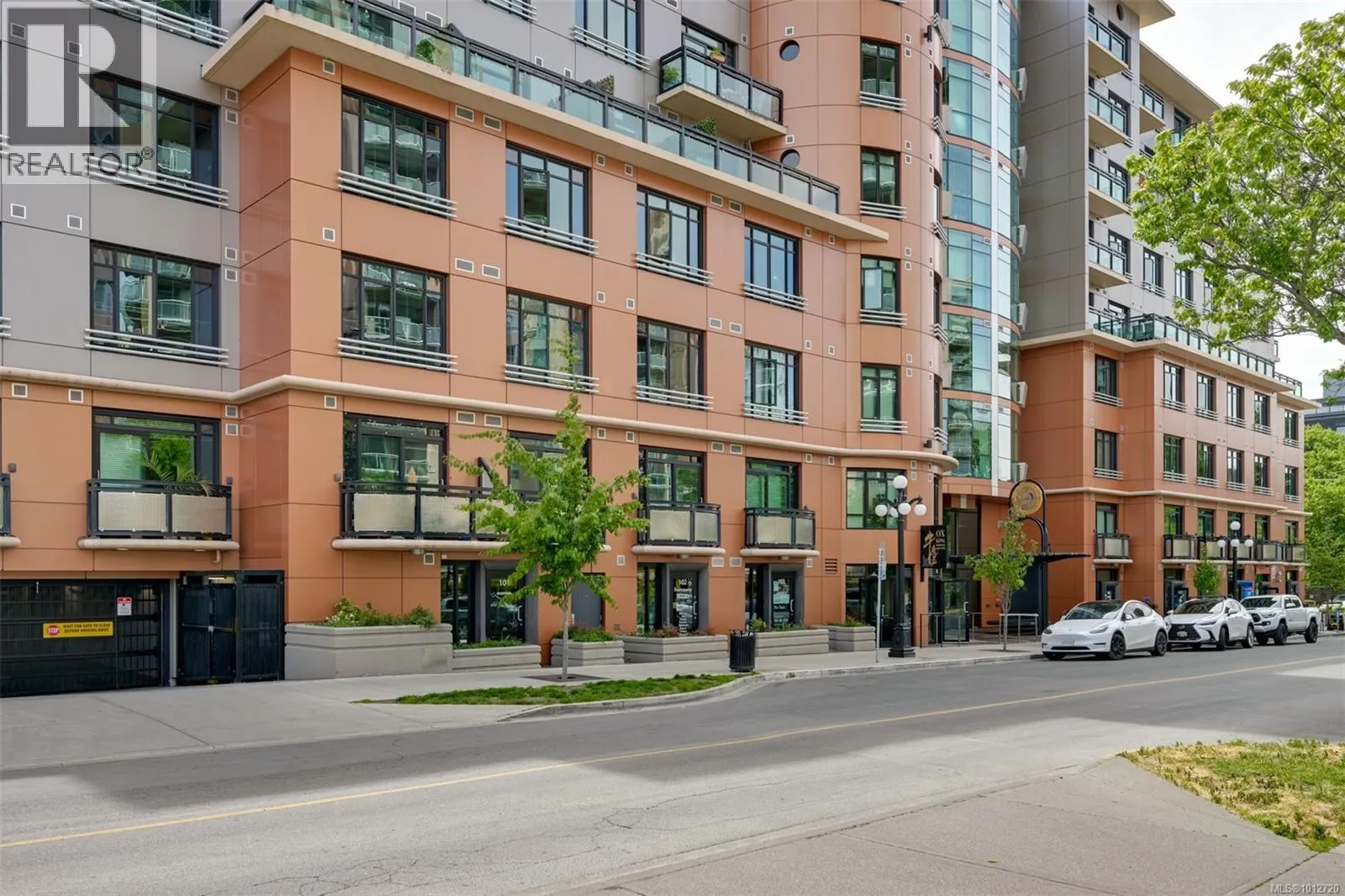 523 1029 View St