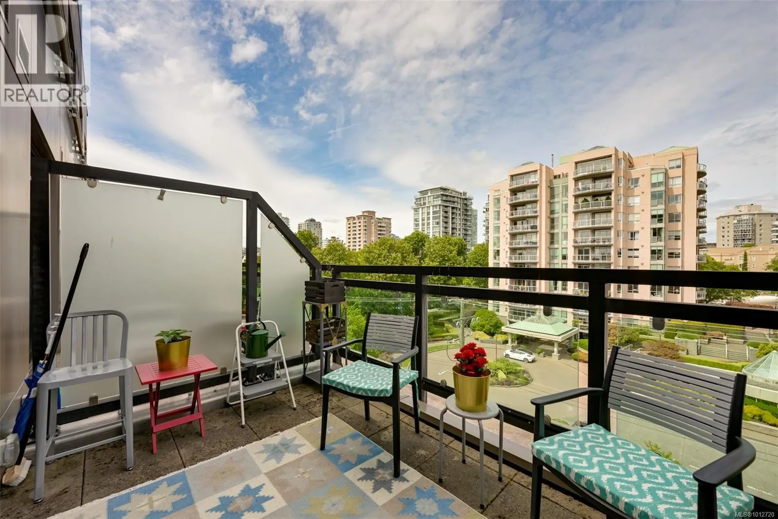 523 1029 View St