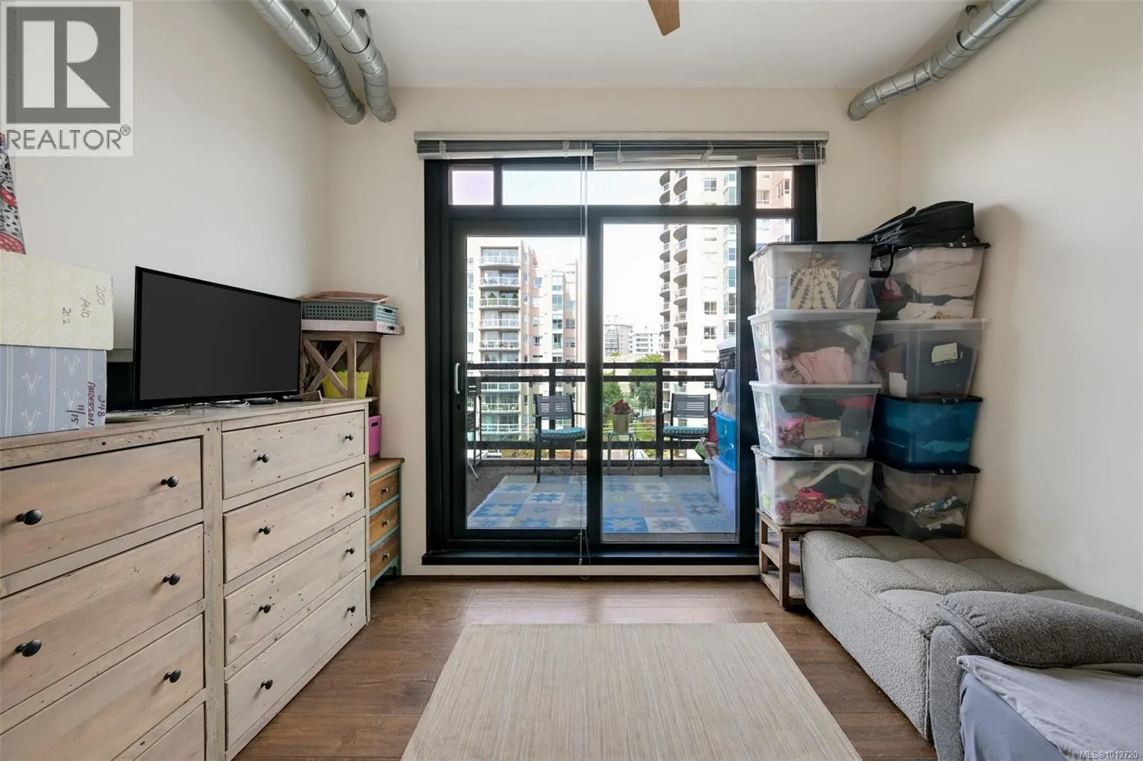 523 1029 View St