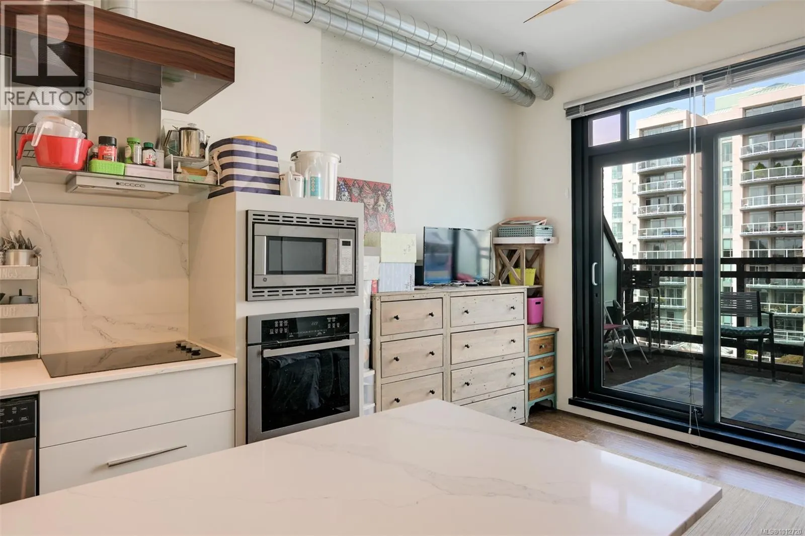 523 1029 View St