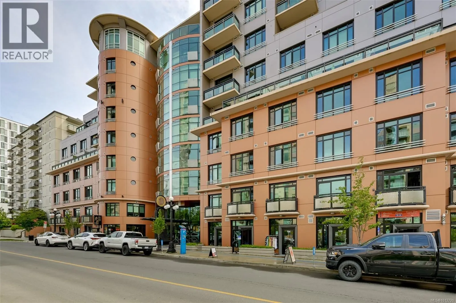 523 1029 View St
