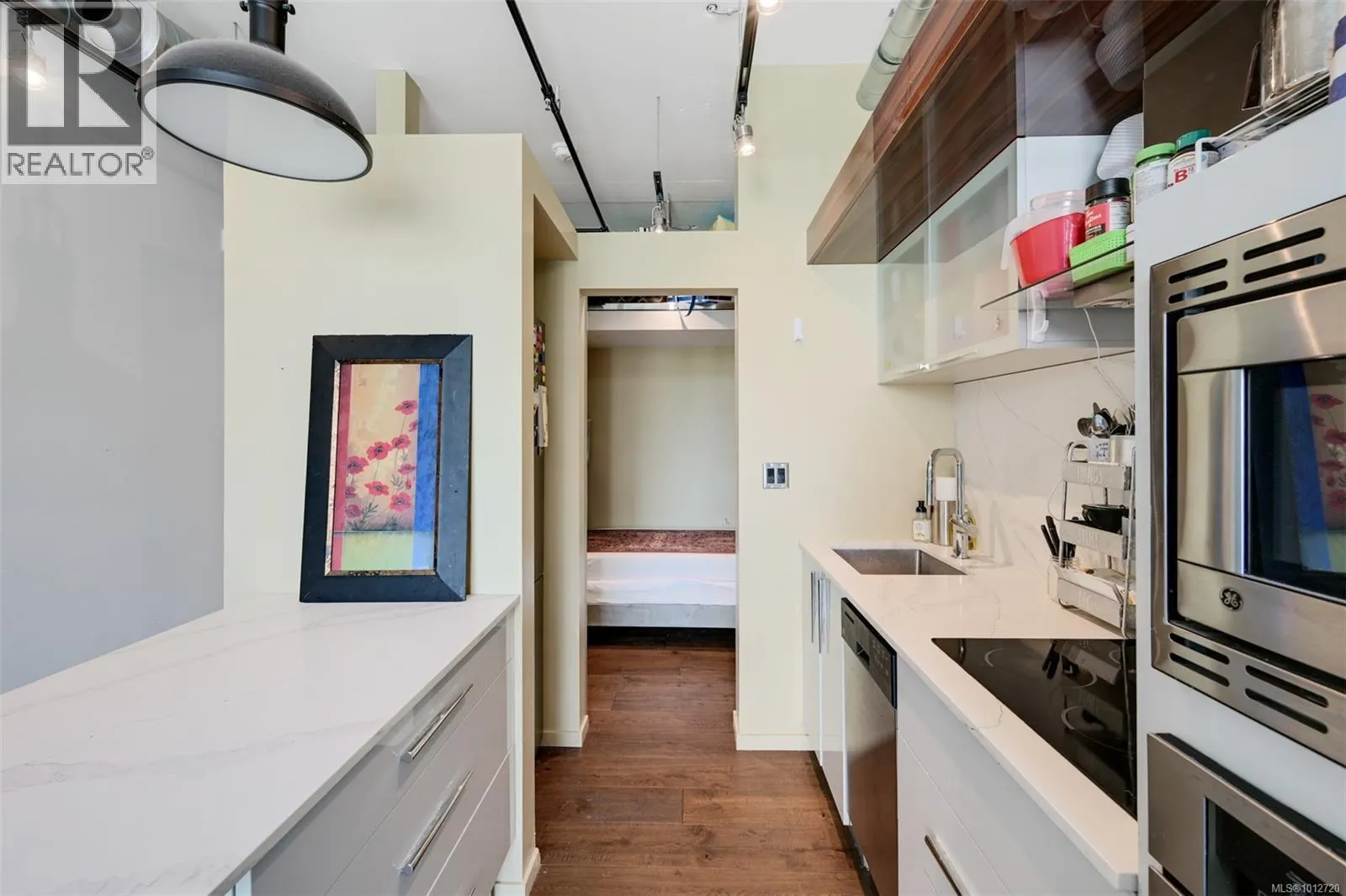 523 1029 View St