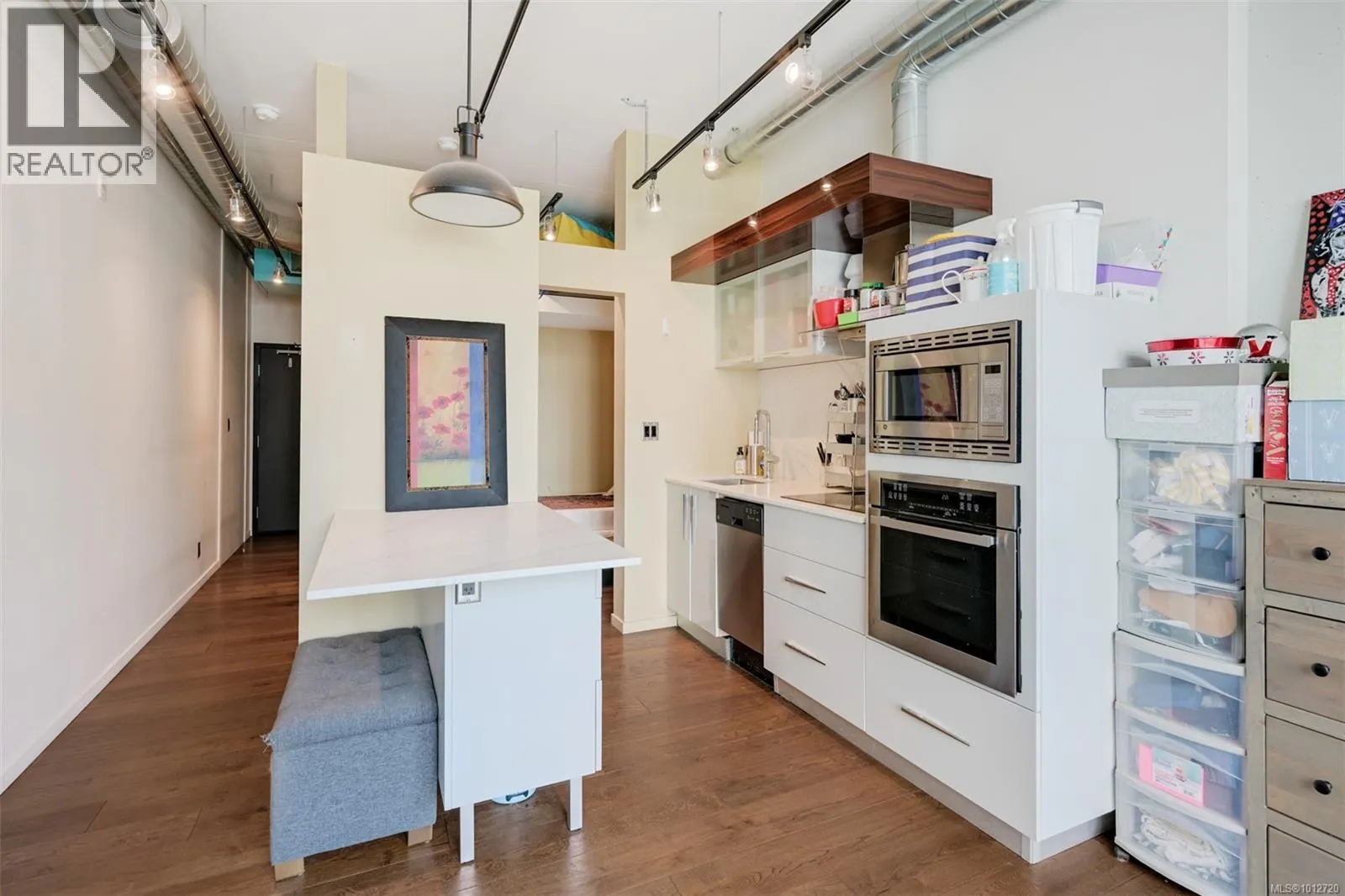 523 1029 View St