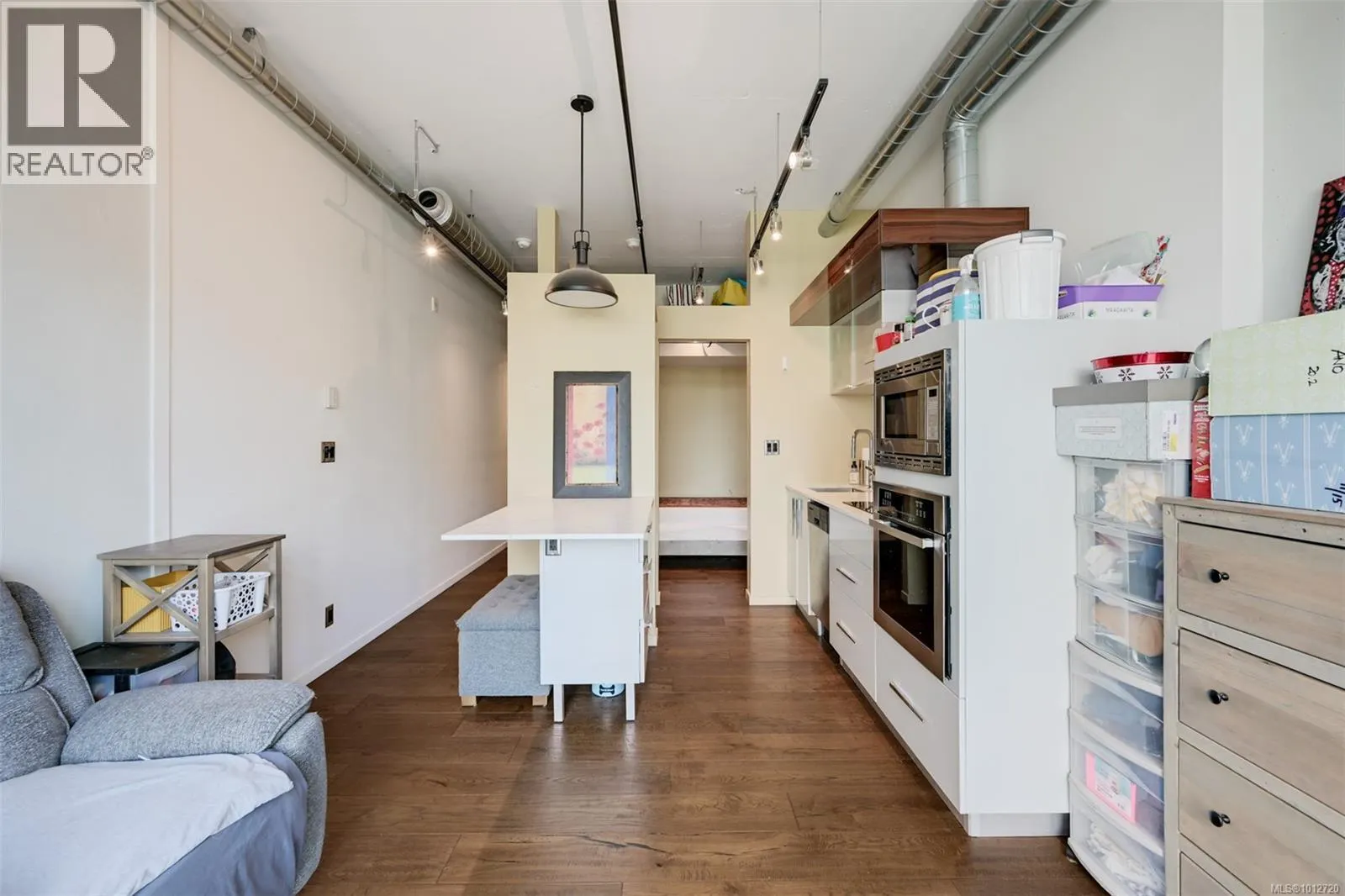 523 1029 View St