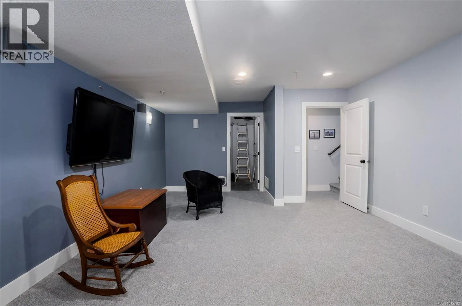101 6209 Lexington Pl