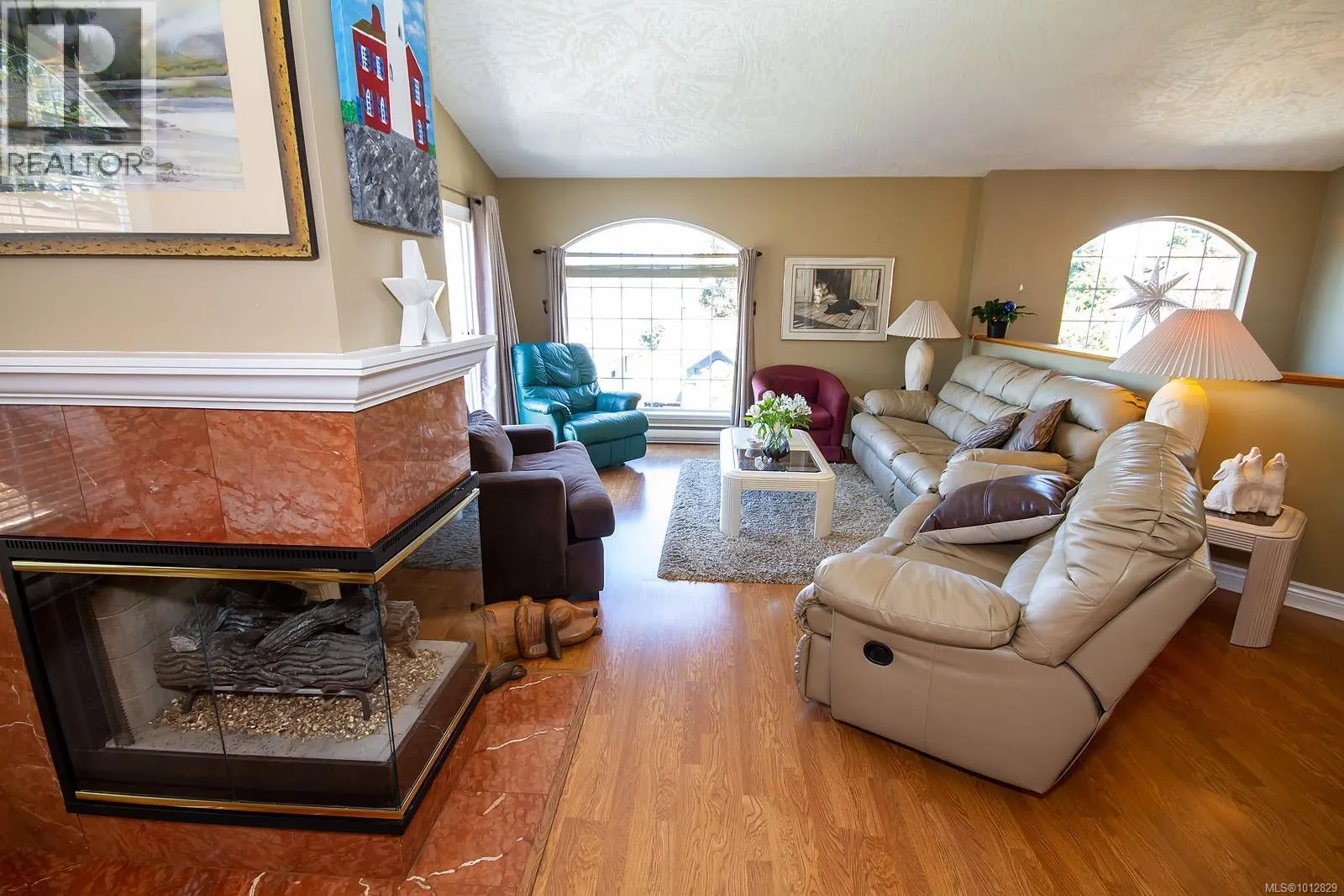 2 709 Luscombe Pl