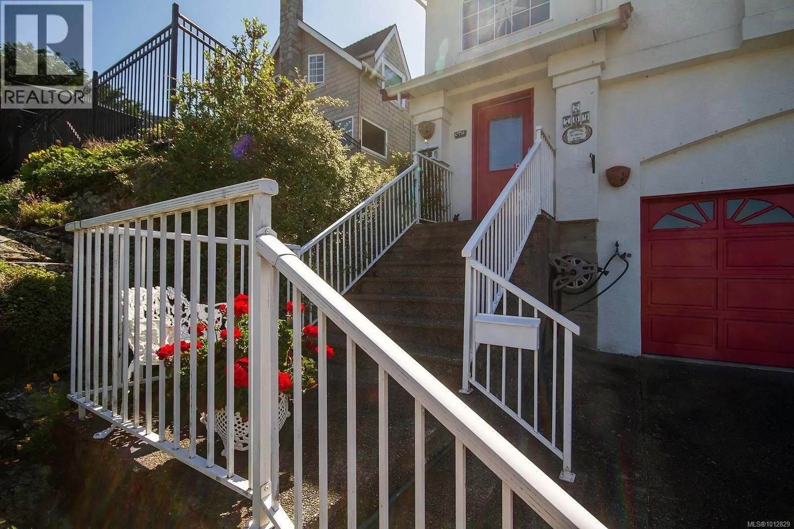 2 709 Luscombe Pl
