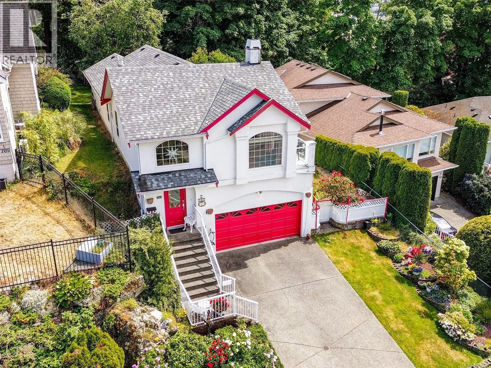 2 709 Luscombe Pl