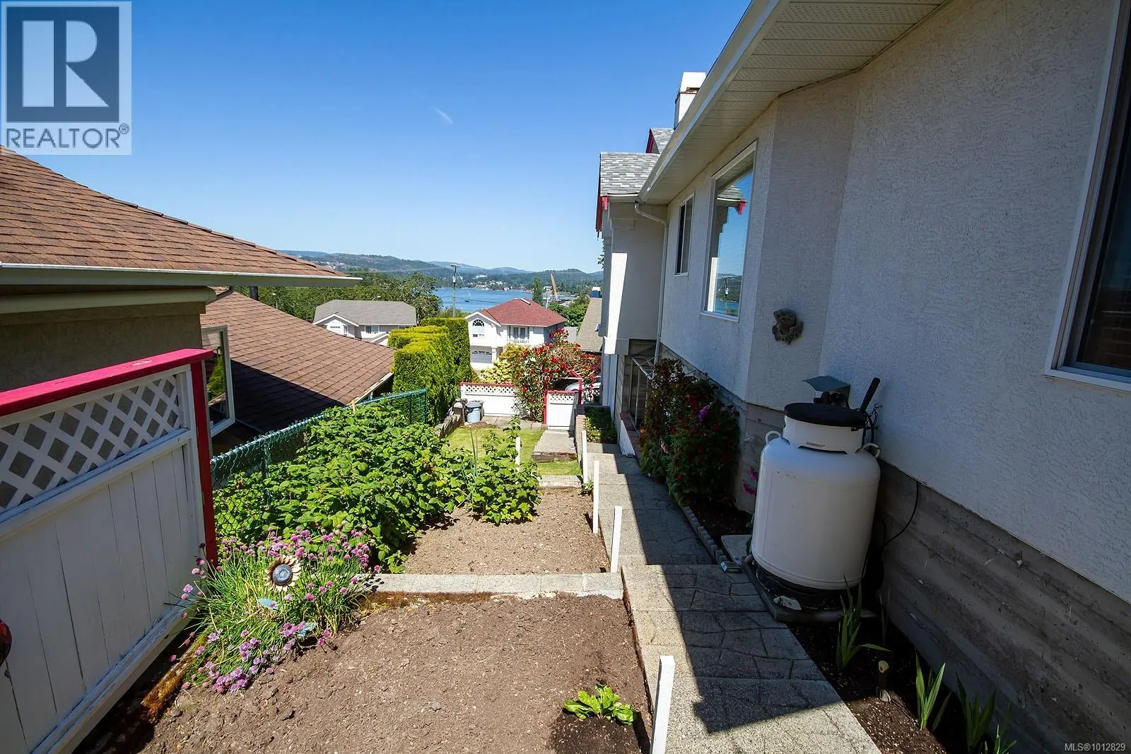 2 709 Luscombe Pl