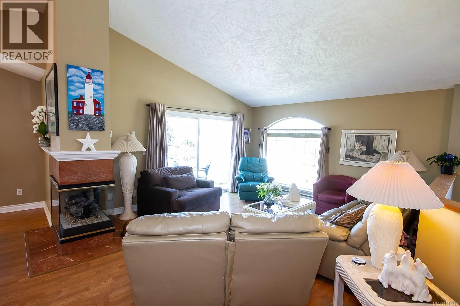 2 709 Luscombe Pl