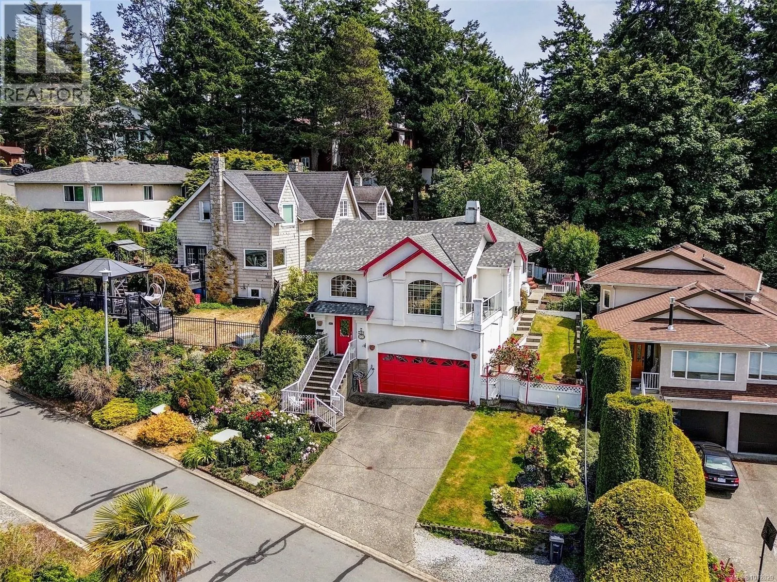 2 709 Luscombe Pl