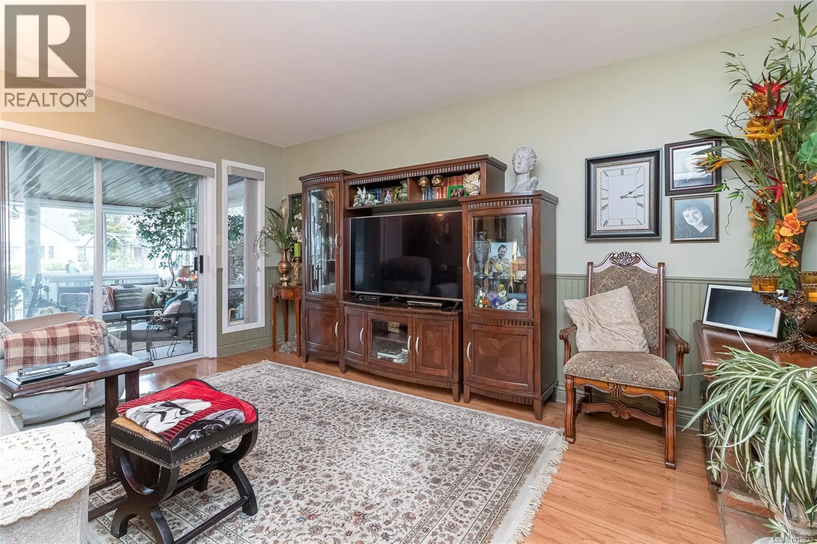 2735 Cadboro Bay Rd