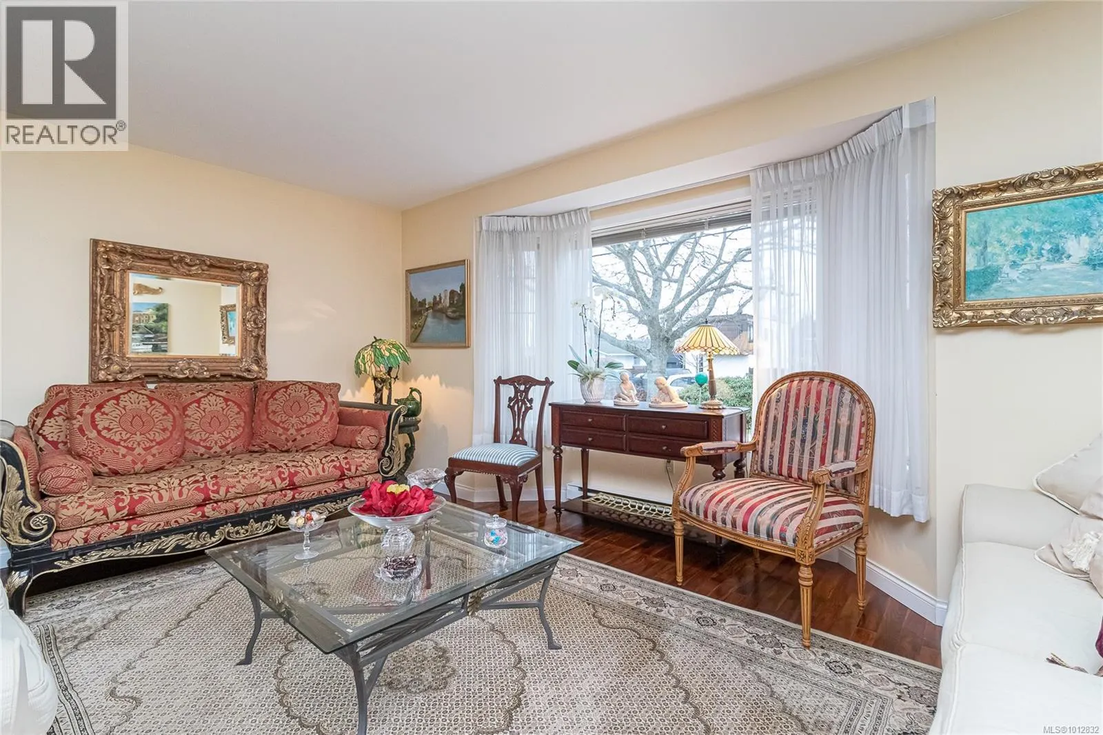 2735 Cadboro Bay Rd