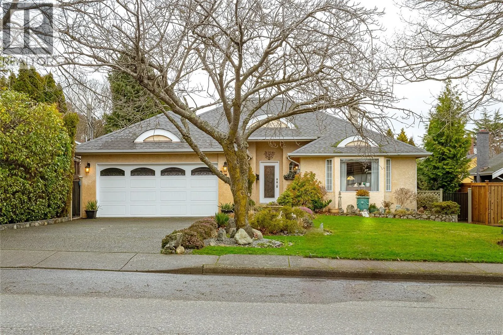 2735 Cadboro Bay Rd