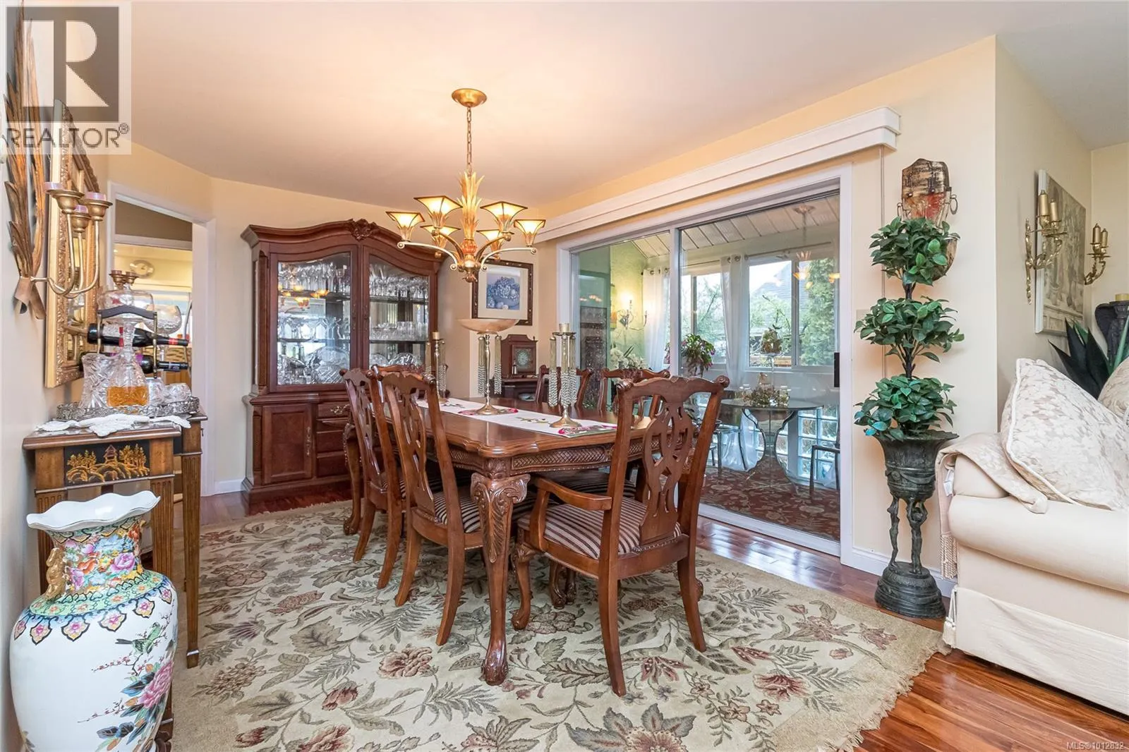 2735 Cadboro Bay Rd
