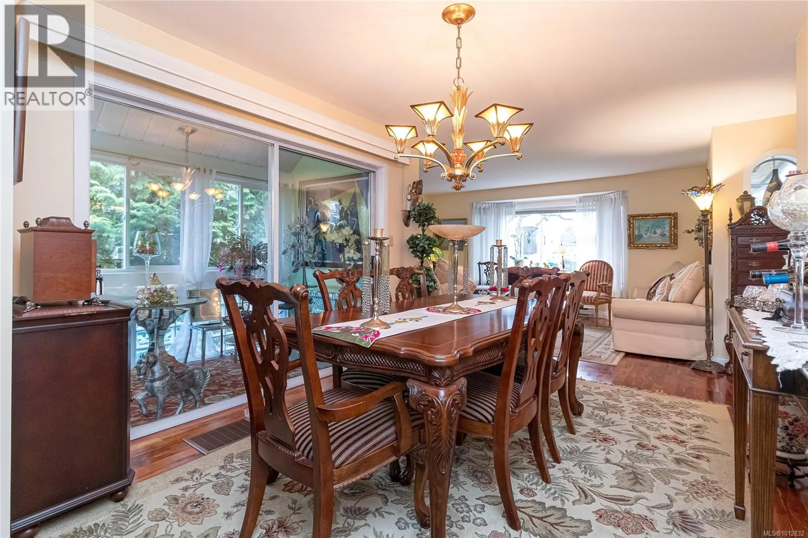 2735 Cadboro Bay Rd