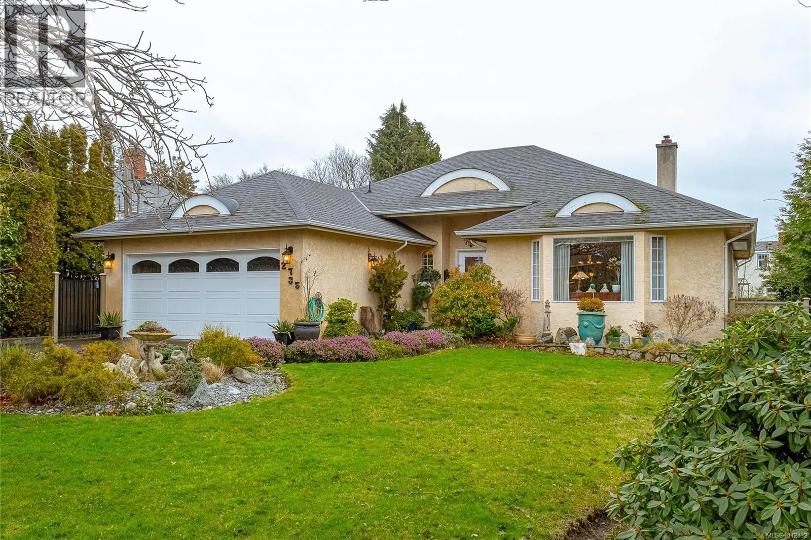 2735 Cadboro Bay Rd