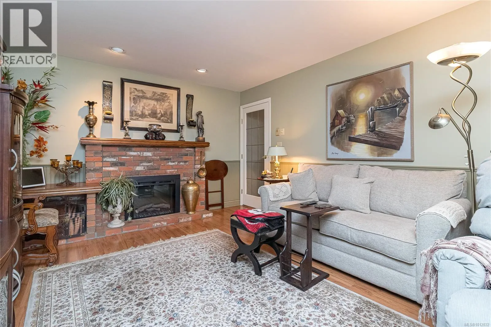 2735 Cadboro Bay Rd