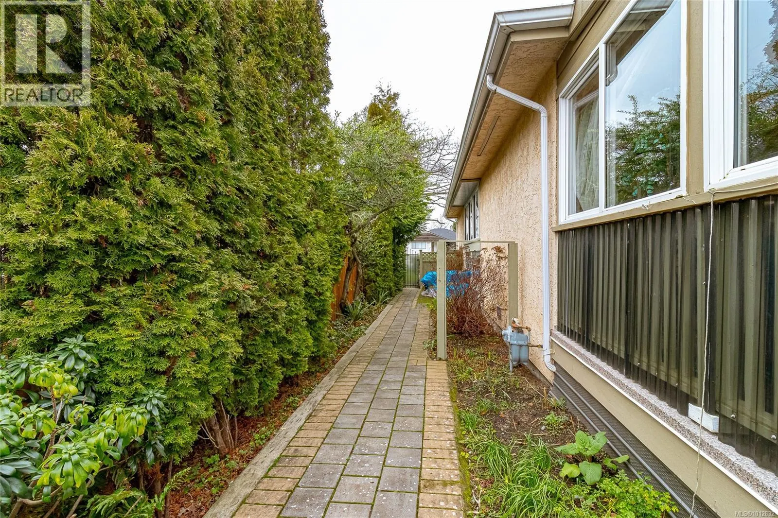 2735 Cadboro Bay Rd