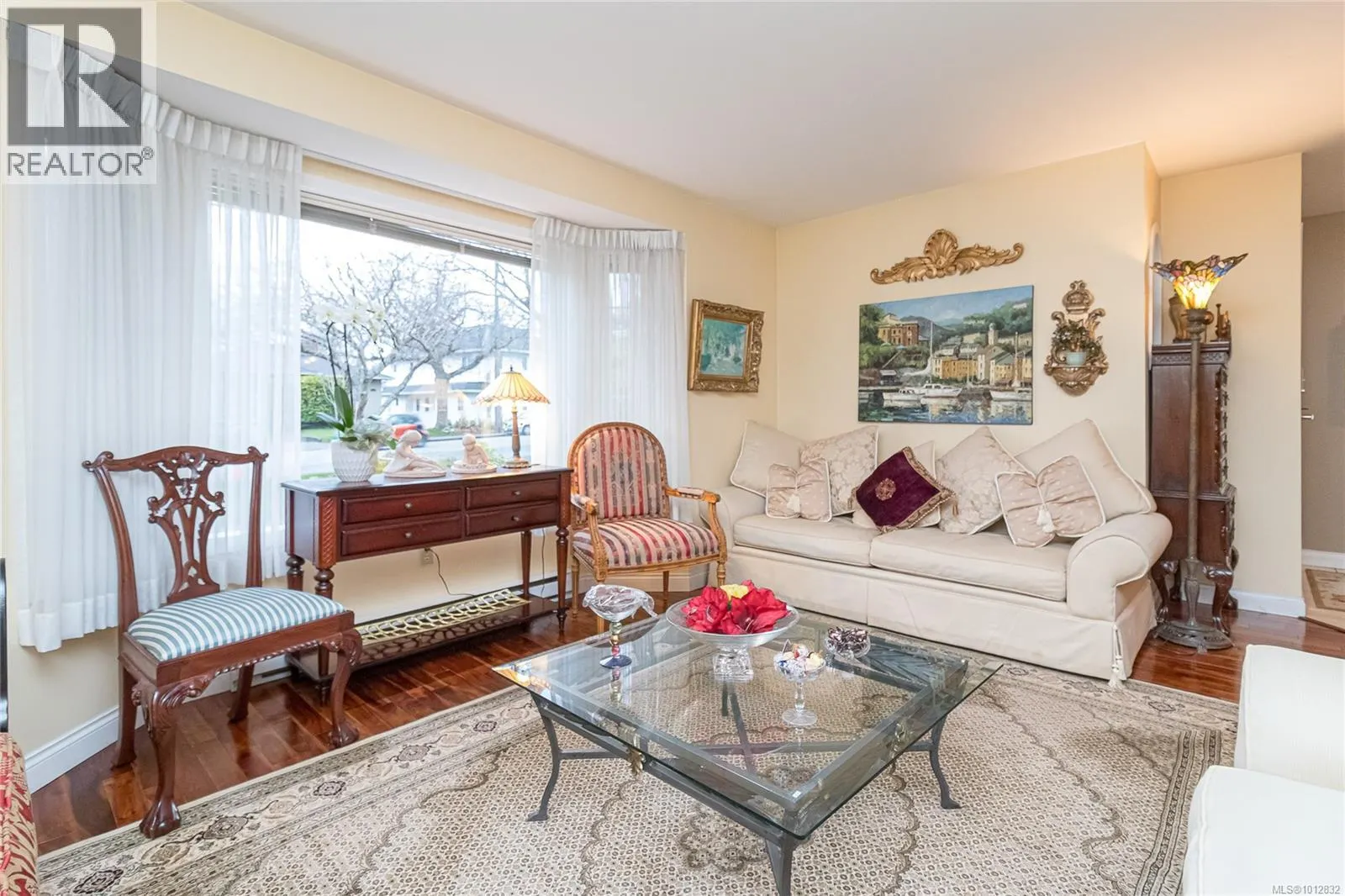 2735 Cadboro Bay Rd