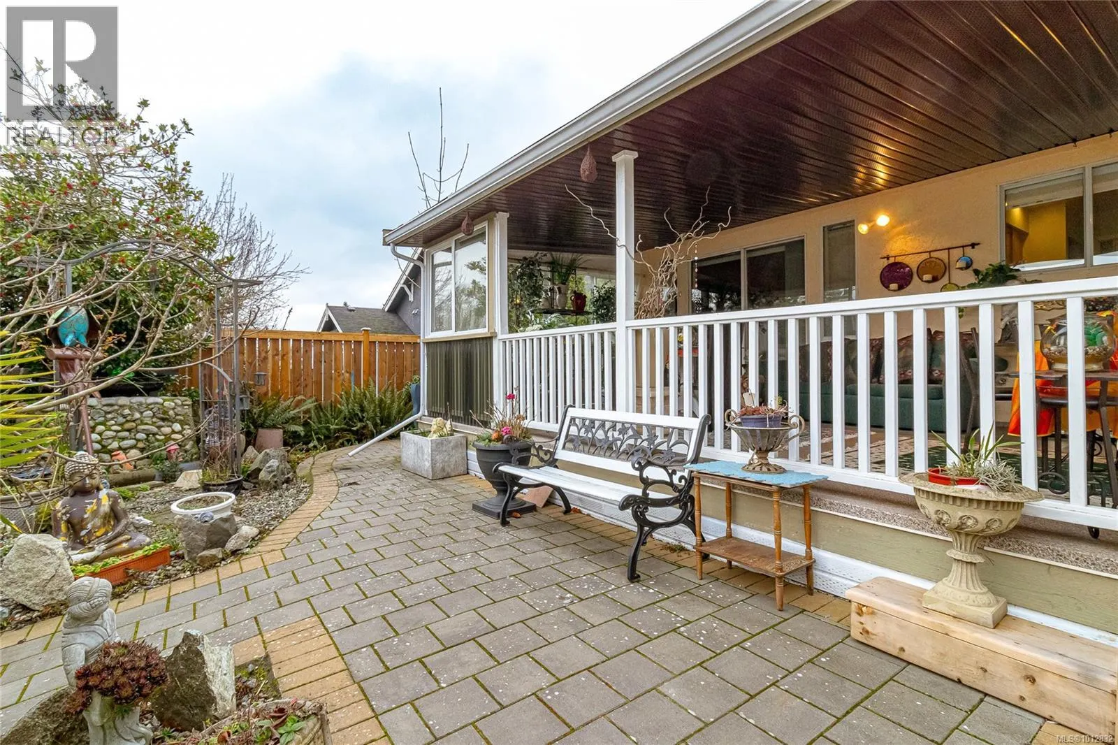 2735 Cadboro Bay Rd