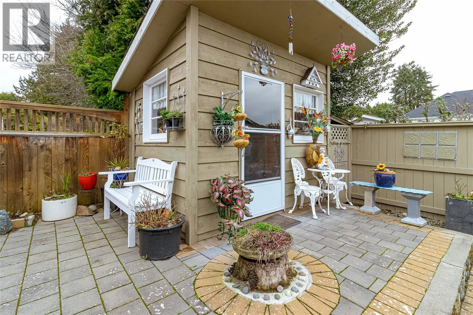 2735 Cadboro Bay Rd