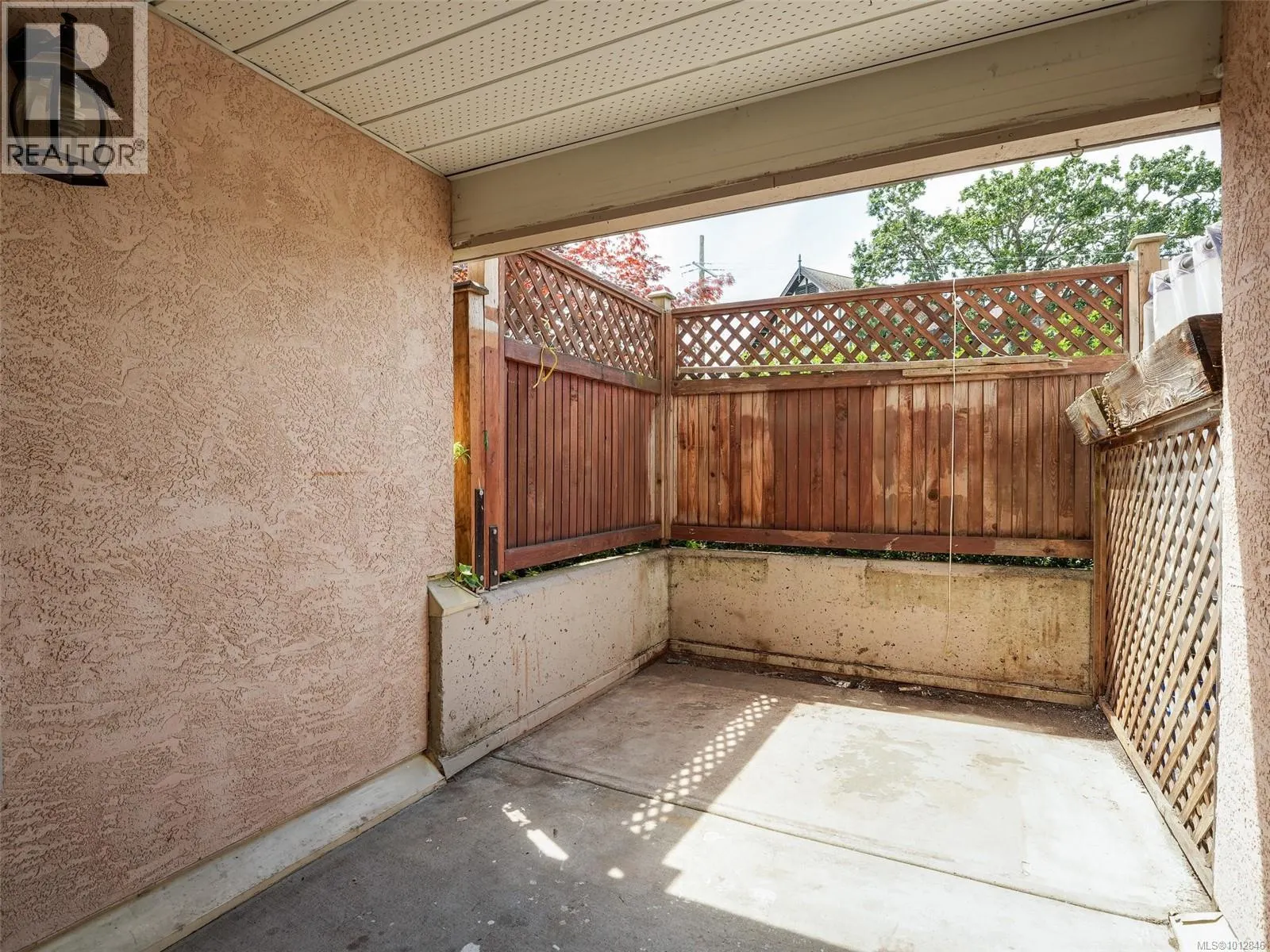 102 2511 Quadra St