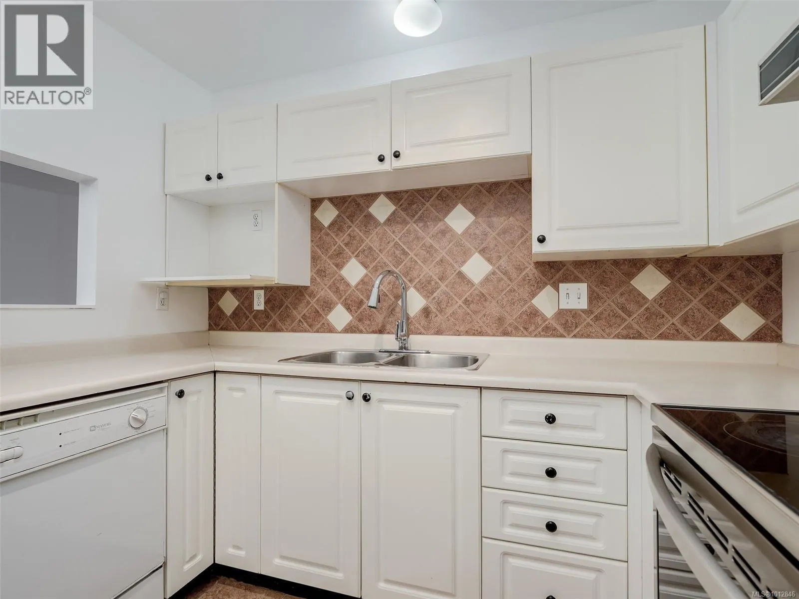 102 2511 Quadra St