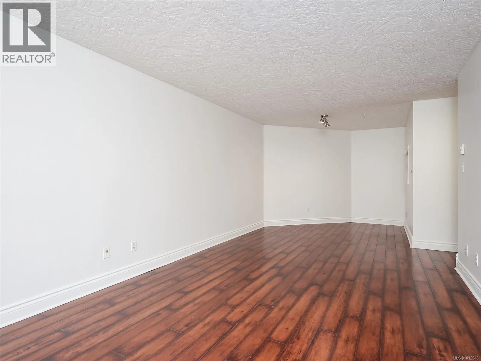 102 2511 Quadra St