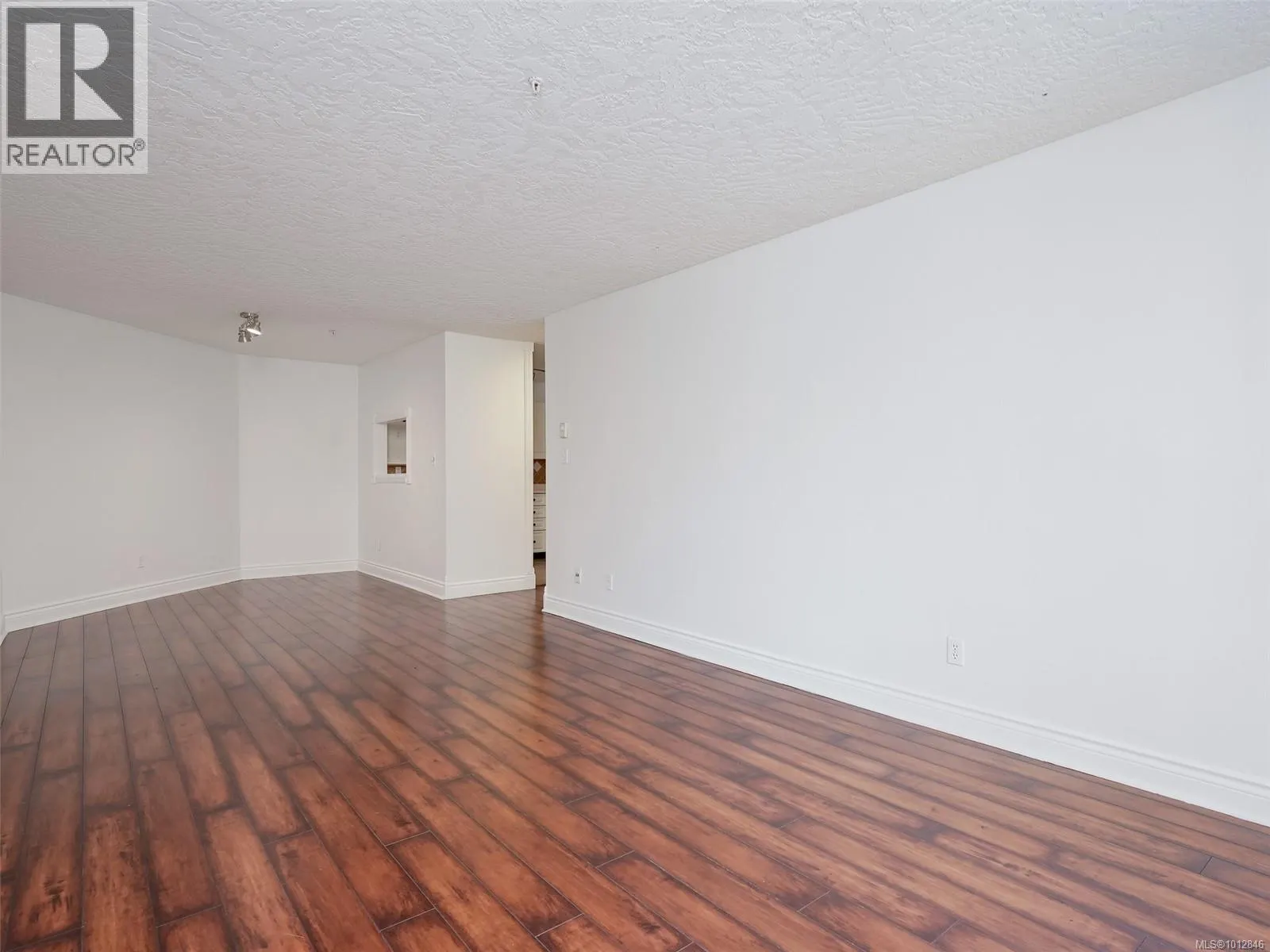 102 2511 Quadra St