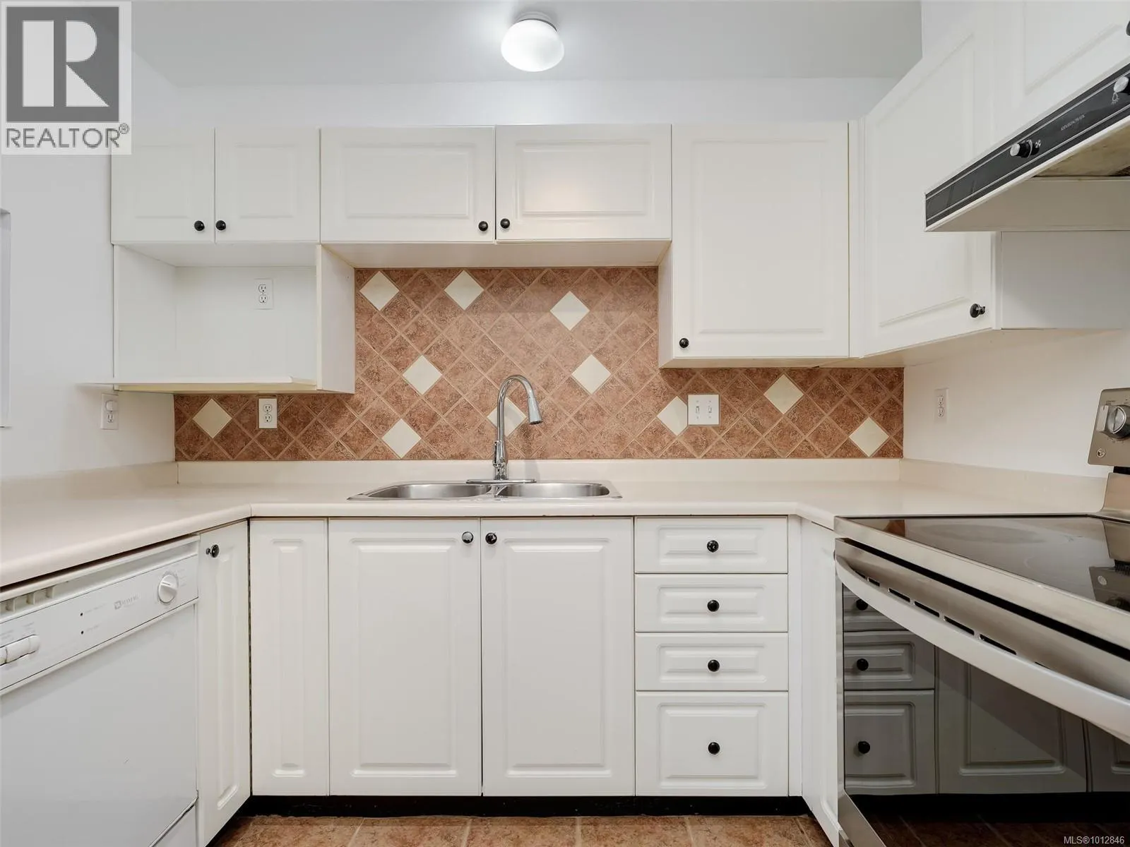 102 2511 Quadra St