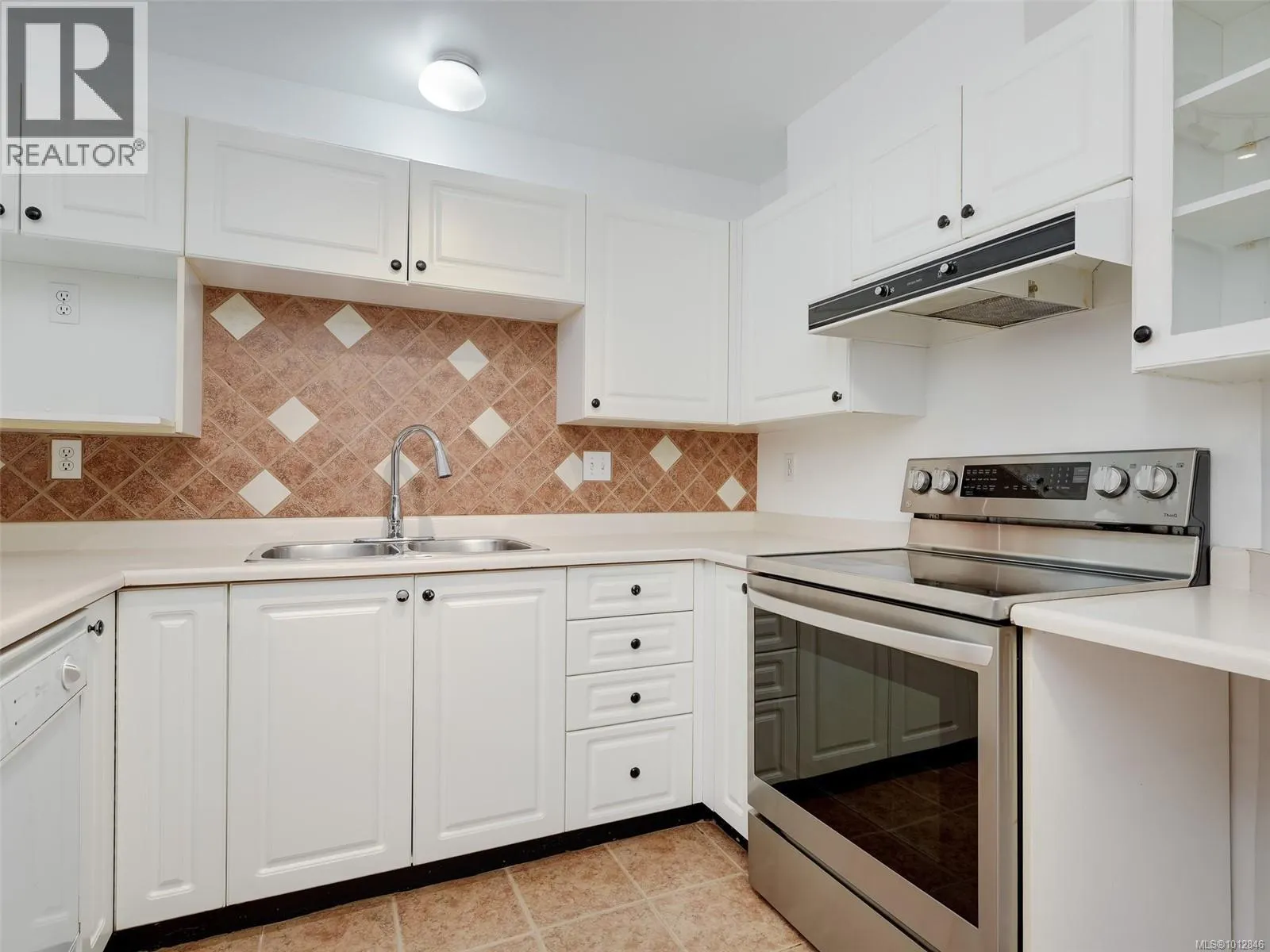 102 2511 Quadra St