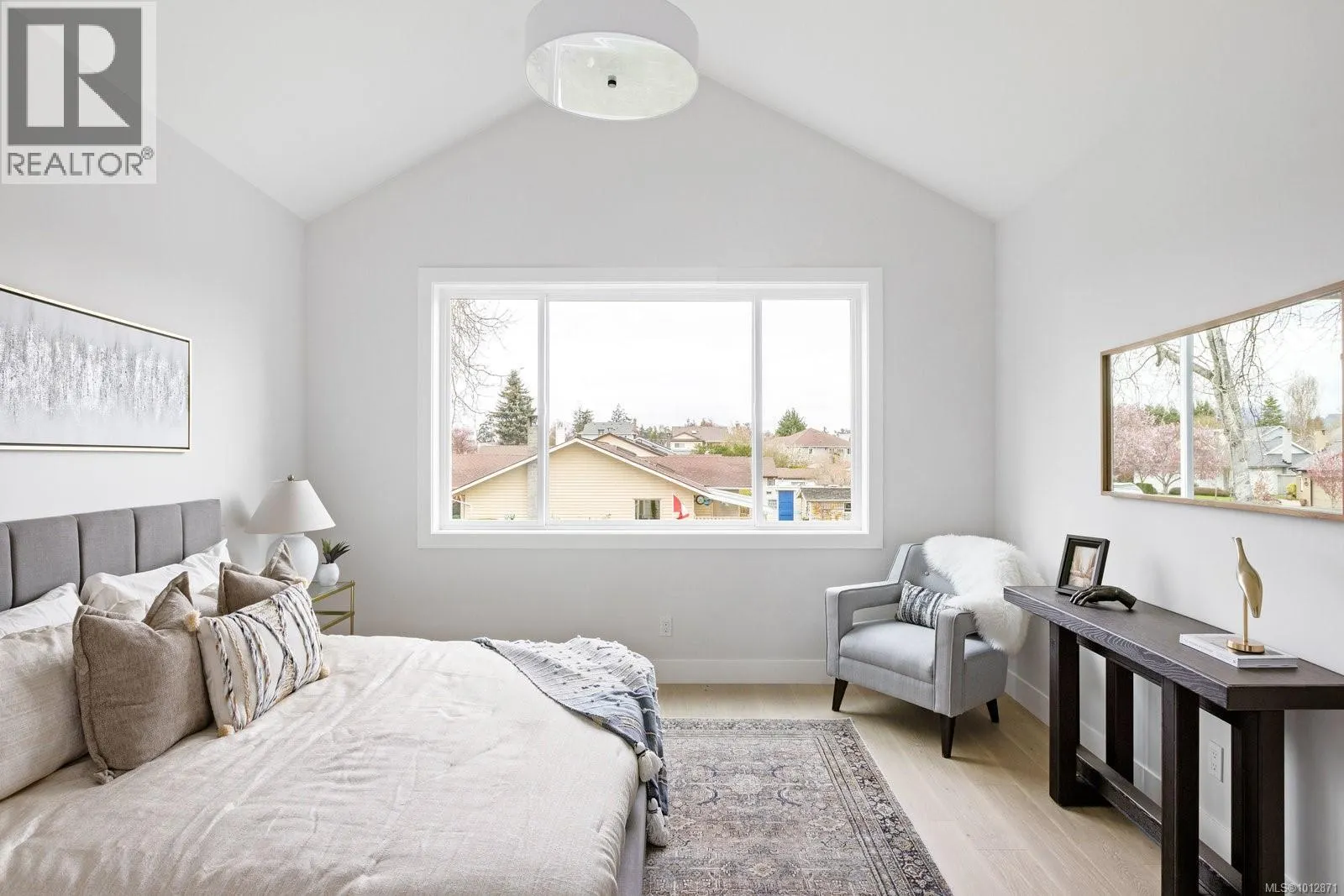2306 Grove Cres