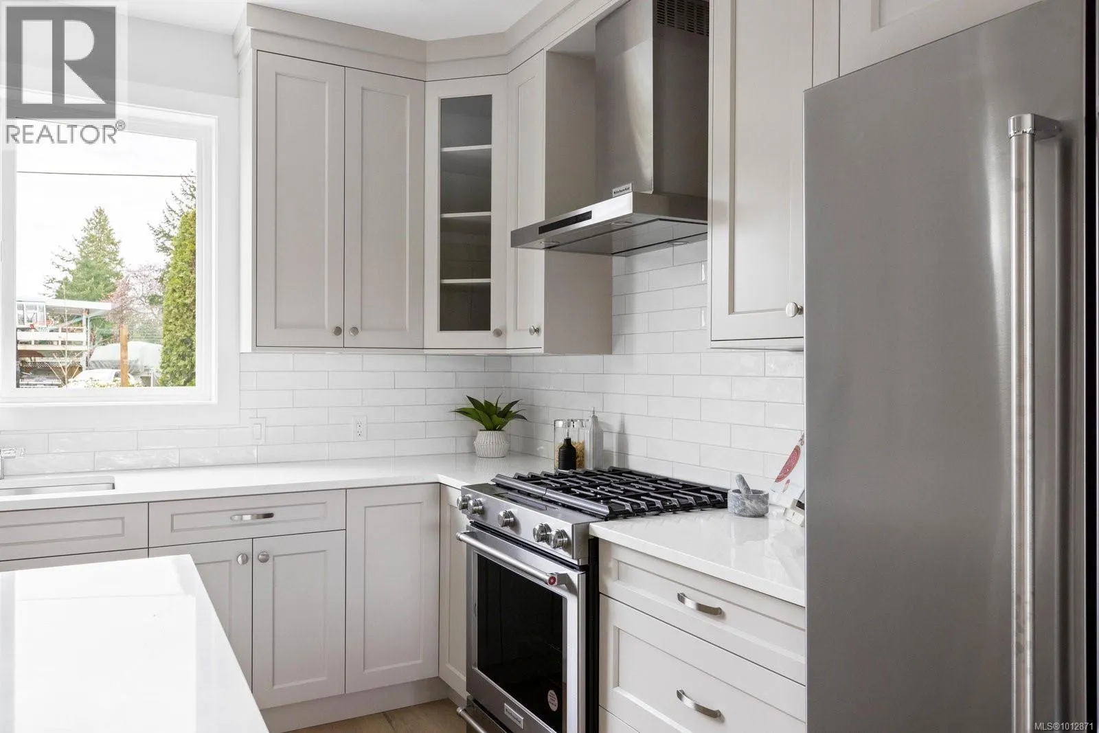 2306 Grove Cres