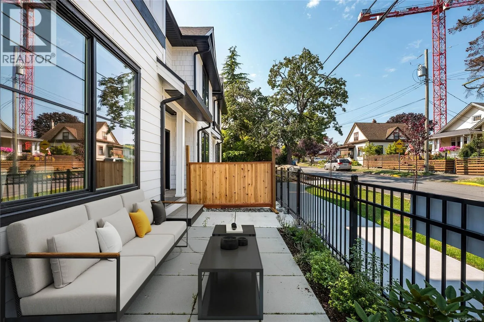 5 820 Dunsmuir Rd