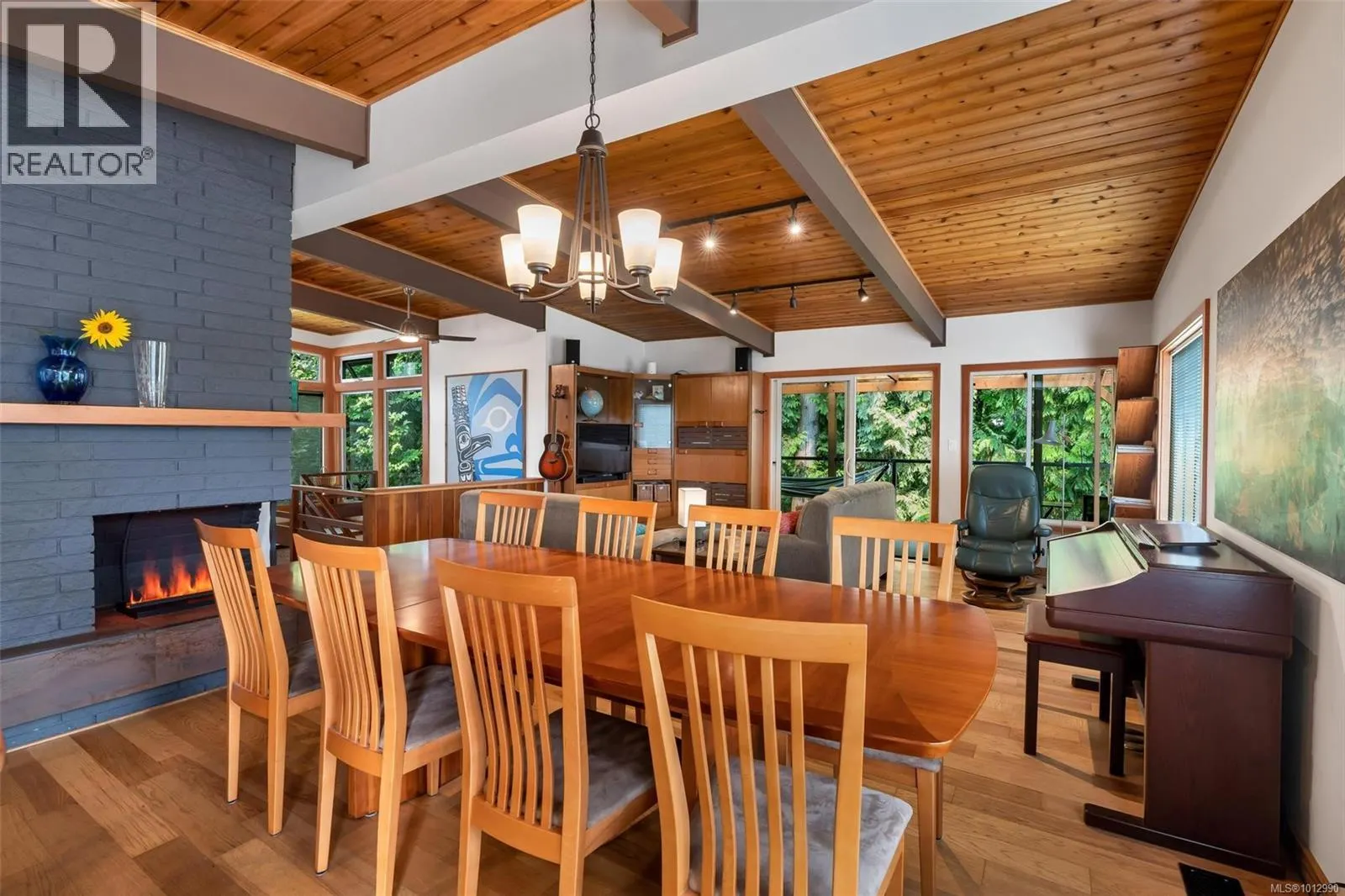 2920 Haliday Cres