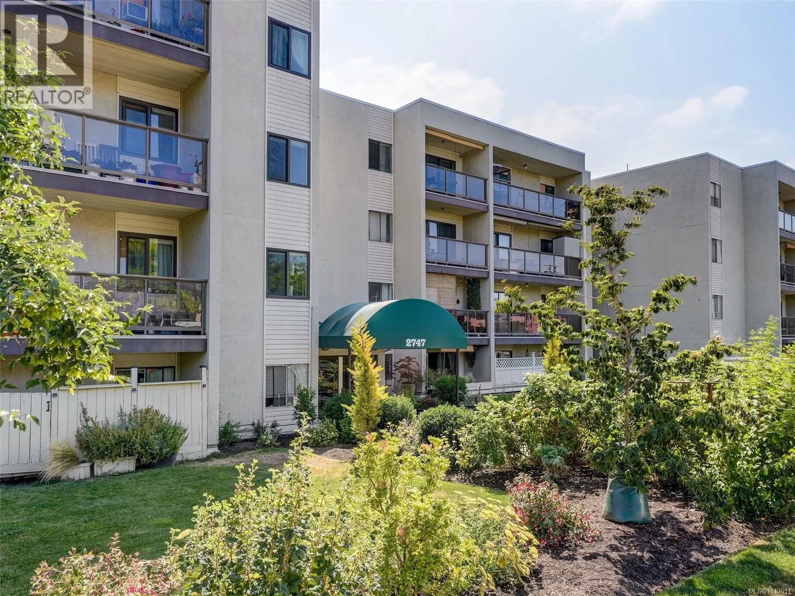 203 2747 Quadra St