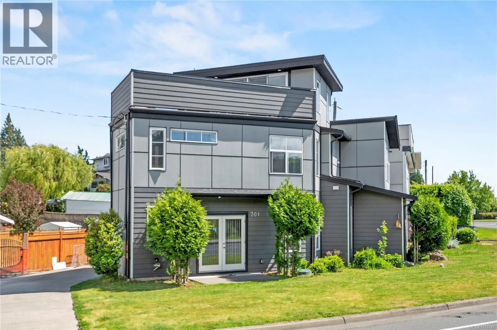 701 Strandlund Ave