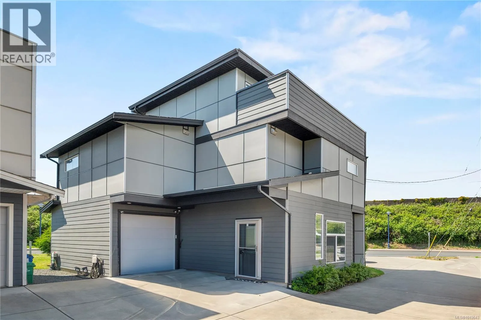 701 Strandlund Ave