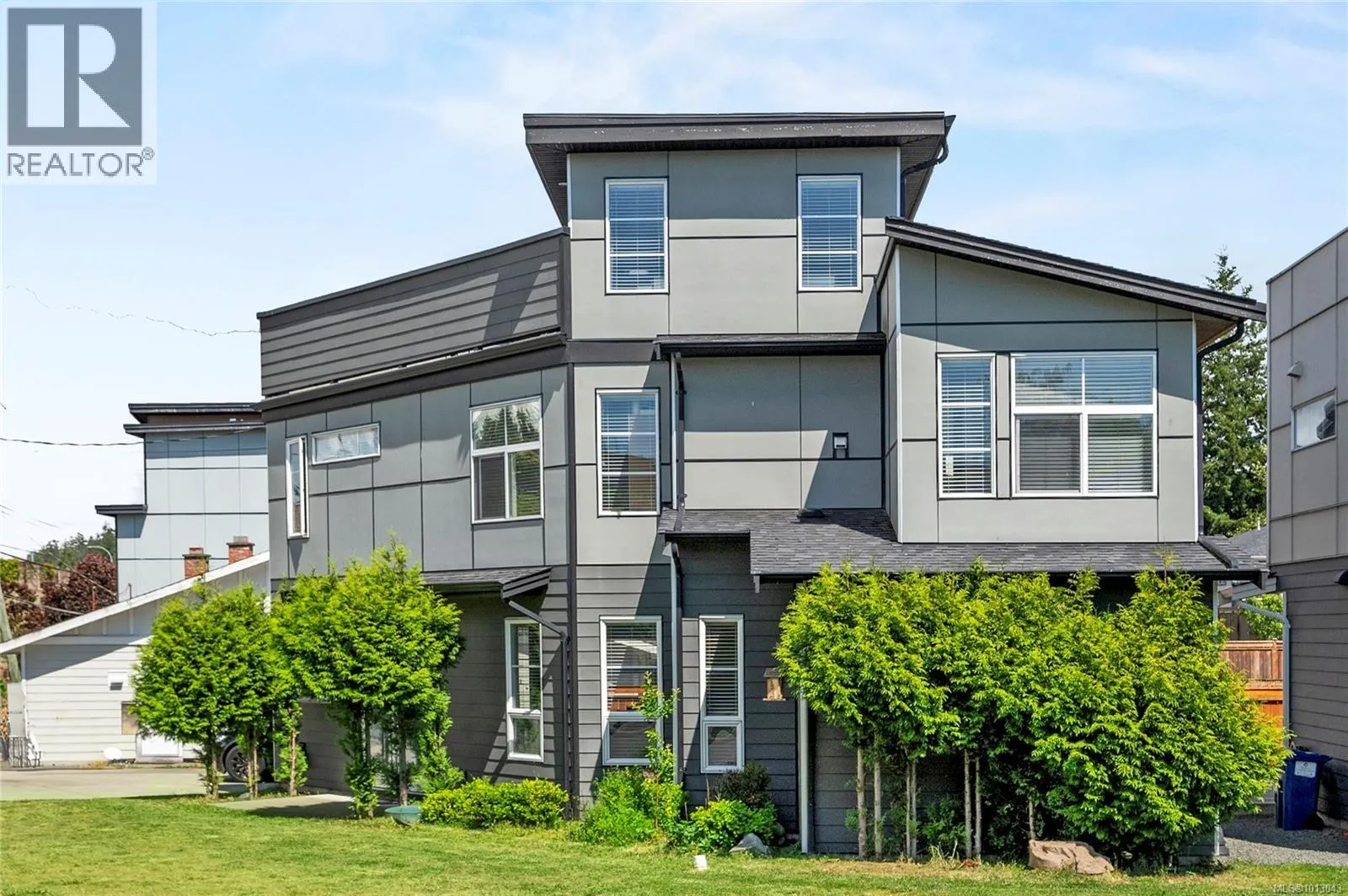 701 Strandlund Ave