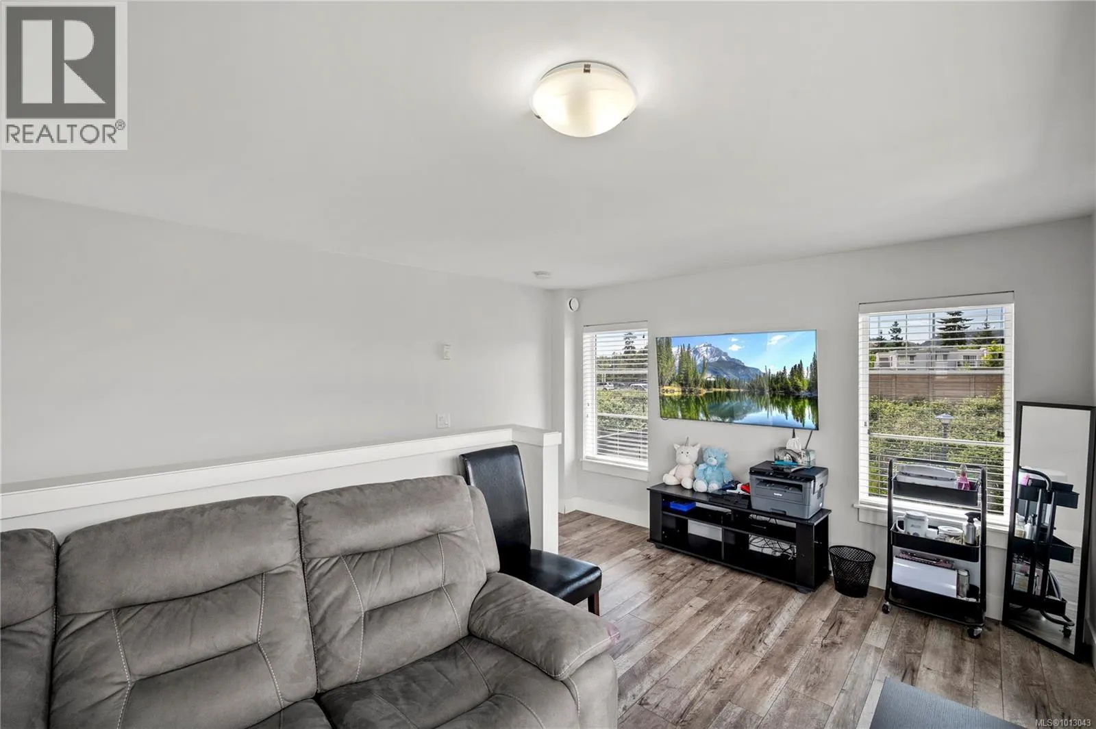 701 Strandlund Ave